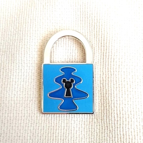 Disney Jewelry - DISNEY LIMITED RELEASE STITCH PIN